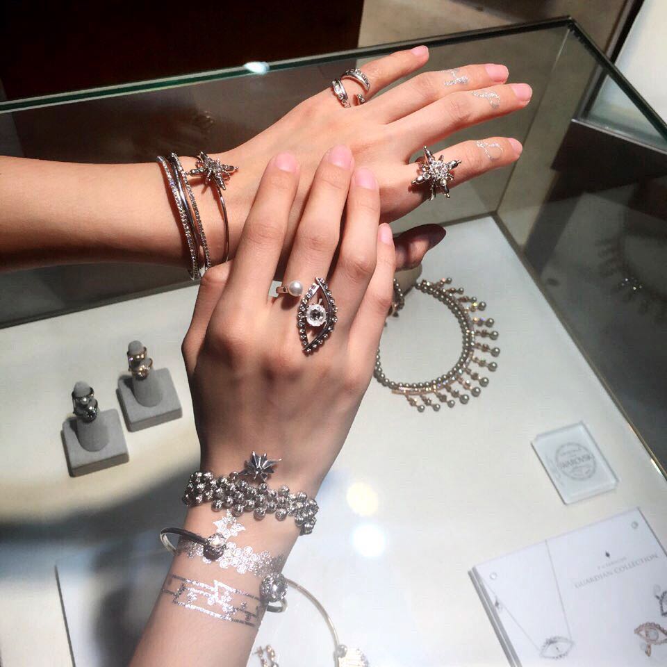 Metallic jewelry tattoo